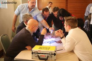 Lavoro di gruppo durante una sfida CSI